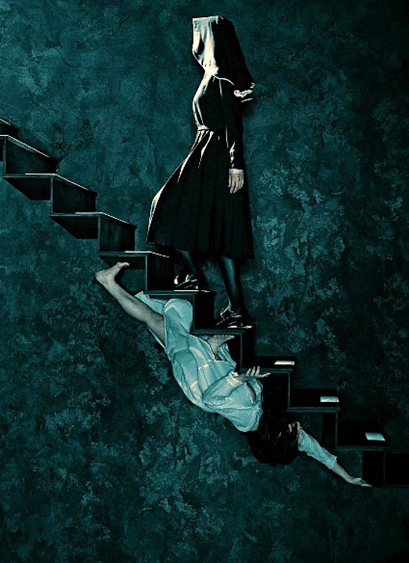 Монашка поднимается по лестнице